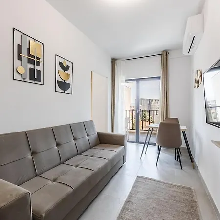 Apartment With Free Parking Tirana