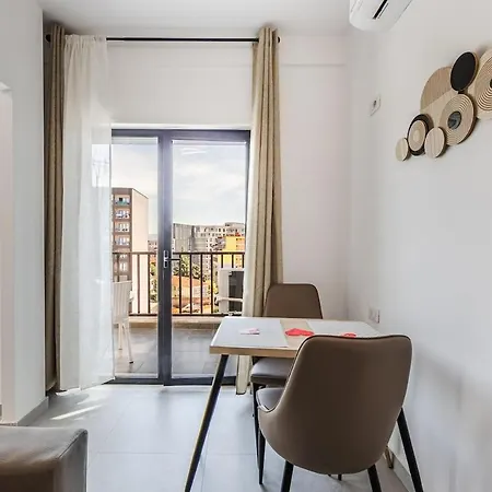 With Free Parking Apartment *