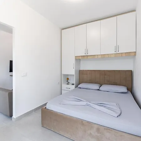 Apartment With Free Parking